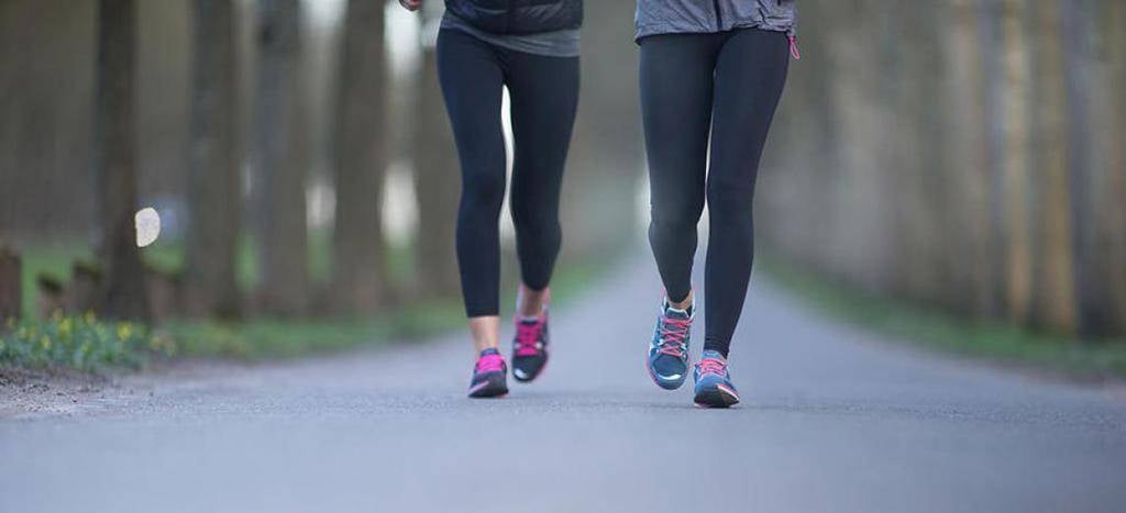 Caminar más rápido es mejor en la prevención de problemas cardíacos y diabetes 2