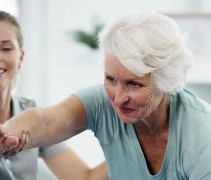 Qué consideraciones especiales hay para pacientes mayores de 60 años en cirugía bariátrica?